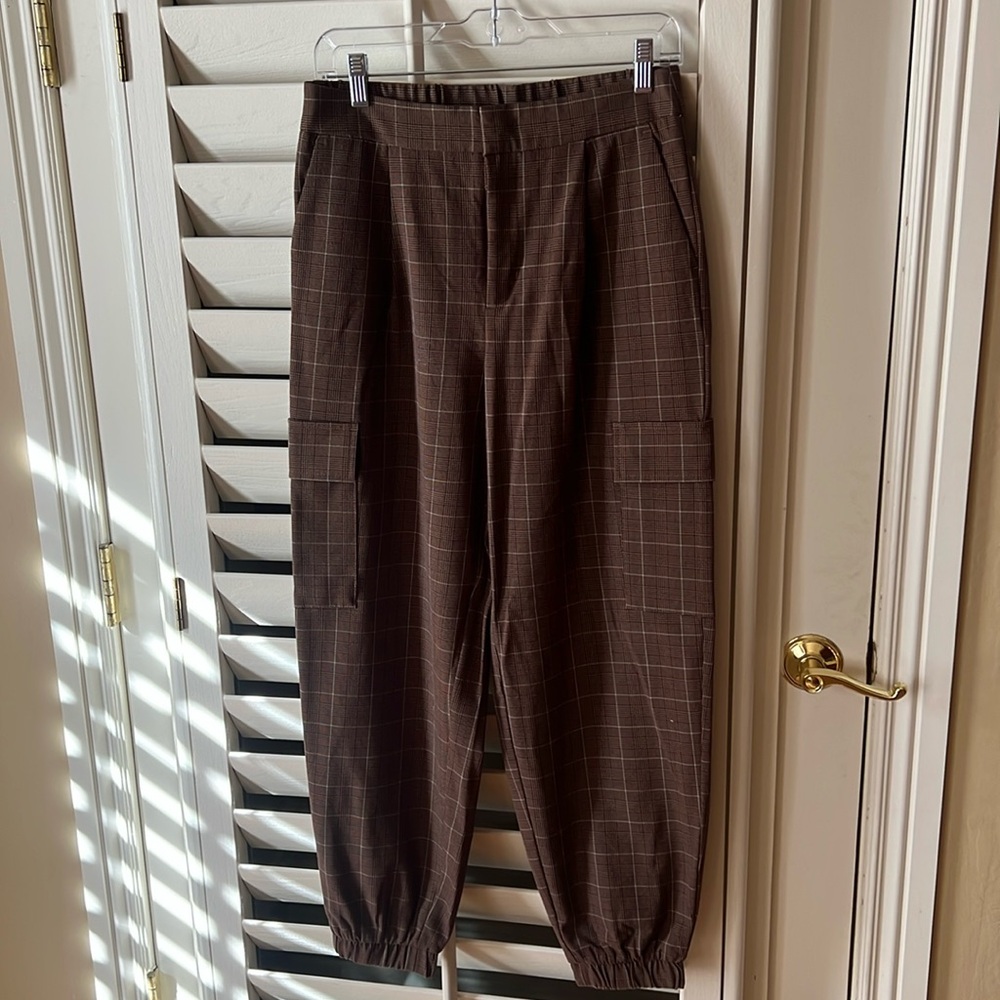 Size 6 a new day work pants with regular side pockets and cargo pockets